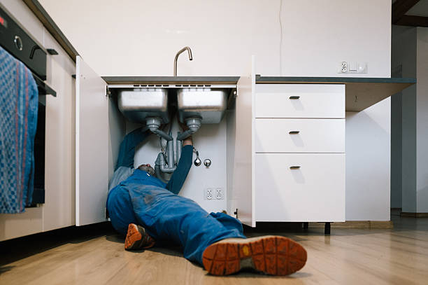 Professional Emergency Plumber technician working in Baxter, TN